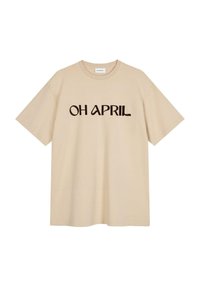 Camiseta de algodón beige con mangas cortas y escote redondo. En la parte frontal destaca "OH APRIL" en texto marrón oscuro.