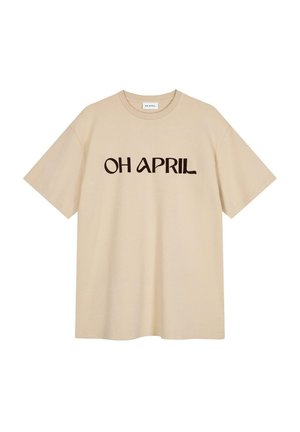 Beige pamut póló rövid ujjal és kerek nyakkal. Az elején sötétbarna szöveggel szerepel az "OH APRIL" felirat.