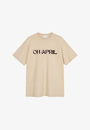 Bež majica iz 100% bombaža s kratkimi rokavi in okroglo ovratnikom. Na sprednji strani je napis "OH APRIL" v temno rjavi barvi.