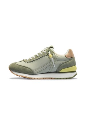 Zapatilla casual en verde apagado con paneles de ante y tela, cordones blancos, lengüeta del talón en marrón claro y suela bicolor con acento amarillo.