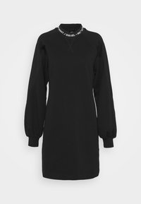 Svart sweatshirtklänning med rund halsringning som har en vit logotyp, långa puffärmar och en avslappnad passform. Tillverkad av mjukt tyg.