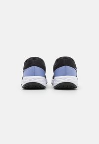 Chaussures de sport noires et grises avec un accent bleu clair, dotées d'une tige en mesh texturé et d'une semelle blanche rembourrée, conçues pour le confort.