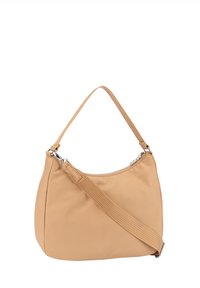 Beżowa torba na ramię o zaokrąglonym kształcie, z pojedynczym paskiem na ramię i zamknięciem na suwak u góry. Posiada teksturowany, pleciony pasek oraz metalowe elementy ozdobne.