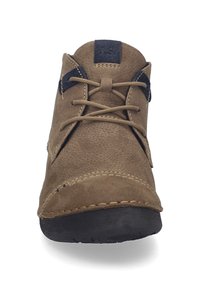 Bottine en daim marron avec une finition texturée, des accents bleu marine et un design à lacets. Comprend une semelle couture et une pointe arrondie.