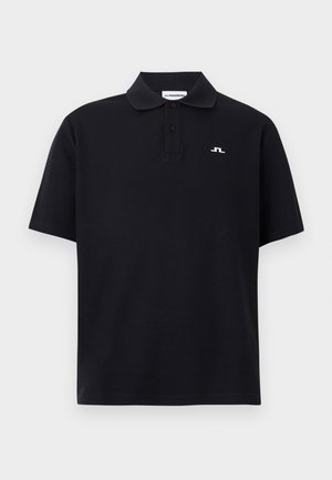 Zwart poloshirt met korte mouwen, twee knopen, klein wit JL-logo op de linkerborst en klassieke kraag, weergegeven op een effen achtergrond.