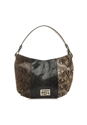 Sac à main texturé présentant un mélange de motifs de serpent noir et marron, une forme courbée et une courte bandoulière avec un accent de logo doré.