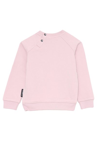 Felpa rosa chiaro con colletto rotondo, maniche raglan, chiusura a due bottoni sulla spalla e polsini a coste. Piccolo etichetta con marchio sul lato.