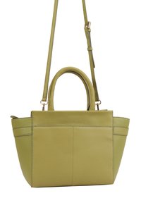 Kleine groene leren handtas met twee bovenhandvatten, een verstelbare schouderband en een gestructureerde vorm. Heeft stikdetails op het voorpaneel.