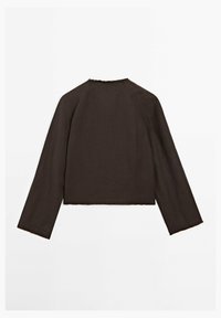 Mörkbrun långärmad kortärmad skjorta med råa kanter på nederkant och ärmslut, uppställd platt på en vit bakgrund.