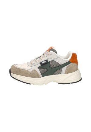 Lage sneaker met witte, beige suède, donkergroene mesh panelen, oranje hieltab, crèmekleurige zool en witte veters.
