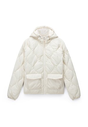 Off-white gewatteerde pufferjack met capuchon, voorrits, elastische boorden en twee voorste flapzakken op een witte achtergrond.