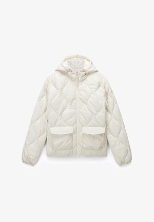 Off-white gesteppte Pufferjacke mit Kapuze, frontalem Reißverschluss, elastischen Bündchen und zwei Fronttaschen mit Klappe vor einem weißen Hintergrund.