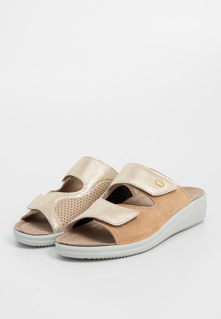 Sandali slide beige con tomaia dorata testurizzata, design open-toe e cinturini regolabili in velcro. Sottopiede imbottito e suola leggera.