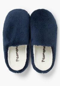 Mornarsko modre, puhasti copati z mehkim, plišastim zunanjim delom in belim notranjim oblogom, odprto zadnjo stranjo in zaobljeno konico. Podrobnost na teksturirani površini.