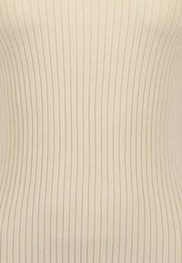 Beige Rippstrickoberteil mit vertikalen Streifen, körperbetontem Schnitt und glatter Textur. Ideal zum Layering oder für die Freizeit.