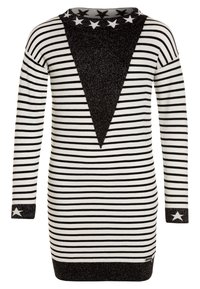 Černo-bílé pruhované šaty s V-širokým třpytivým černým panelem, hvězdnými akcenty na výstřihu a manžetách, dlouhé rukávy, čisté vertikální linie.