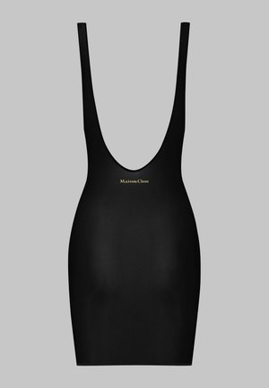 Robe moulante noire sans manches avec un profond décolleté en forme de scoop et un petit logo doré "Maison Close" sur la poitrine.