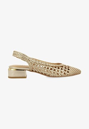 Chaussure slingback en or tissée avec un bout pointu et un talon chunky, présentant une surface texturée et de subtils accents métalliques.