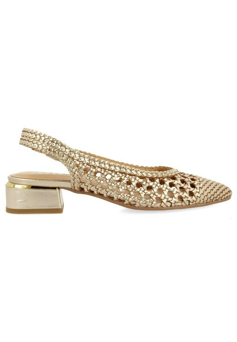 Zapato slingback dorado tejido con puntera afilada y tacón grueso, con una superficie texturizada y sutiles acentos metálicos.