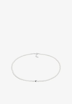 Collier de perles blanches avec un fermoir en argent, présentant des perles petites et uniformément espacées ainsi qu'un seul accent métallique rond.