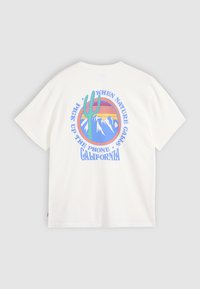 Witte katoenen t-shirt met een kleurrafisch ontwerp van een cactus, bergen en de tekst "WANNEER DE NATUUR BELLEN, NEEM DE TELEFOON OP CALIFORNIA."