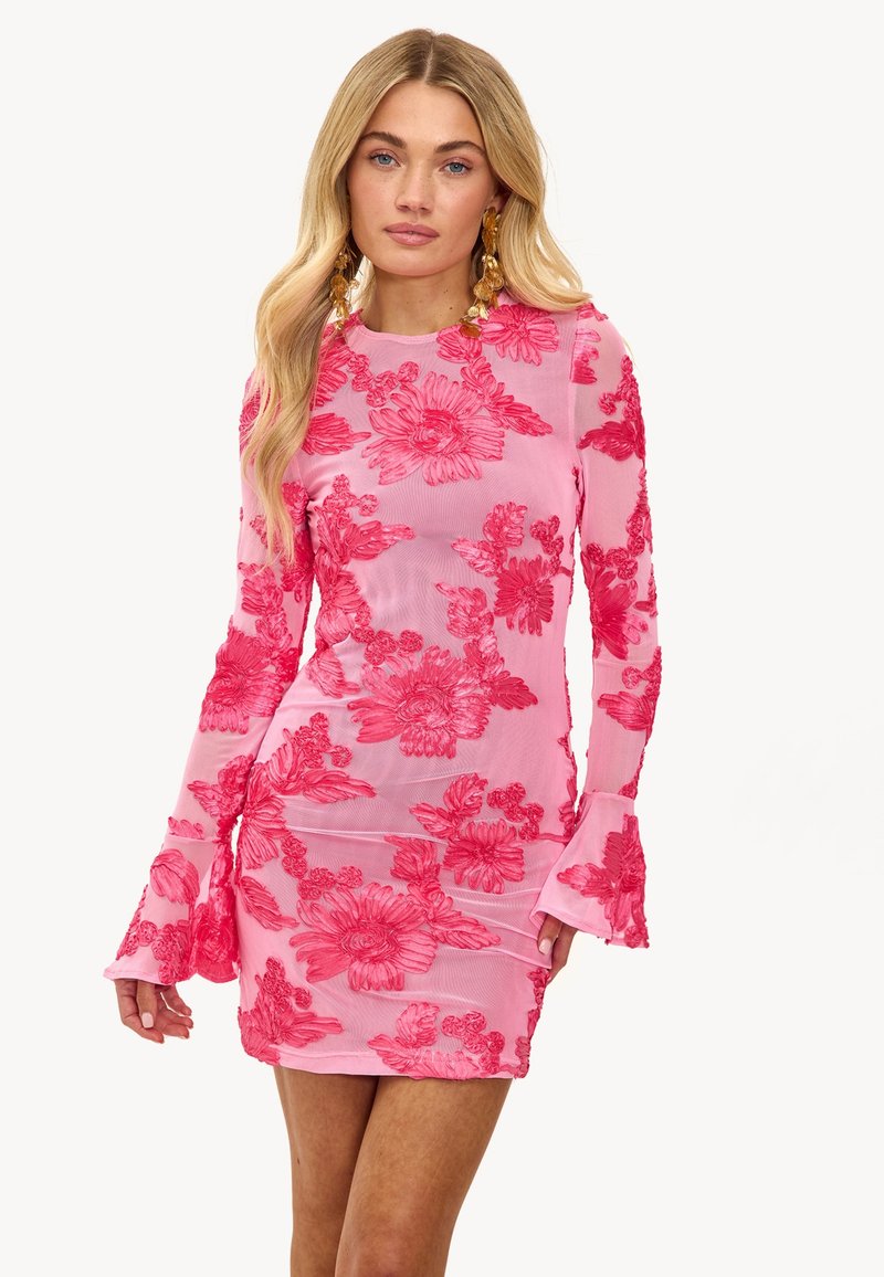 Vestido de encaje floral rosa con mangas largas, puños acampanados acentuados y una silueta ajustada, con patrones de flores en relieve en toda la prenda.