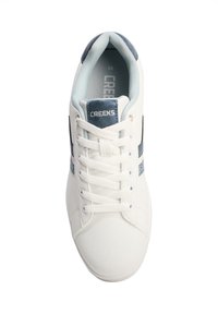 Sneaker bianco con tomaia sintetica liscia, dettagli blu sul tallone e sul lato, punta rotonda e striscia laterale blu testurizzata. I lacci sono bianchi.