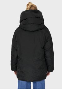 Sort pufferjakke med høj krave og oversized hætte, lavet af et glat, tekstureret stof. Længden falder under taljen for ekstra varme.