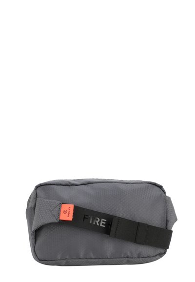 Borsa a tracolla rettangolare grigia con un motivo esagonale testurizzato, dotata di una tracolla nera e un'etichetta arancione con la scritta "FIRE."