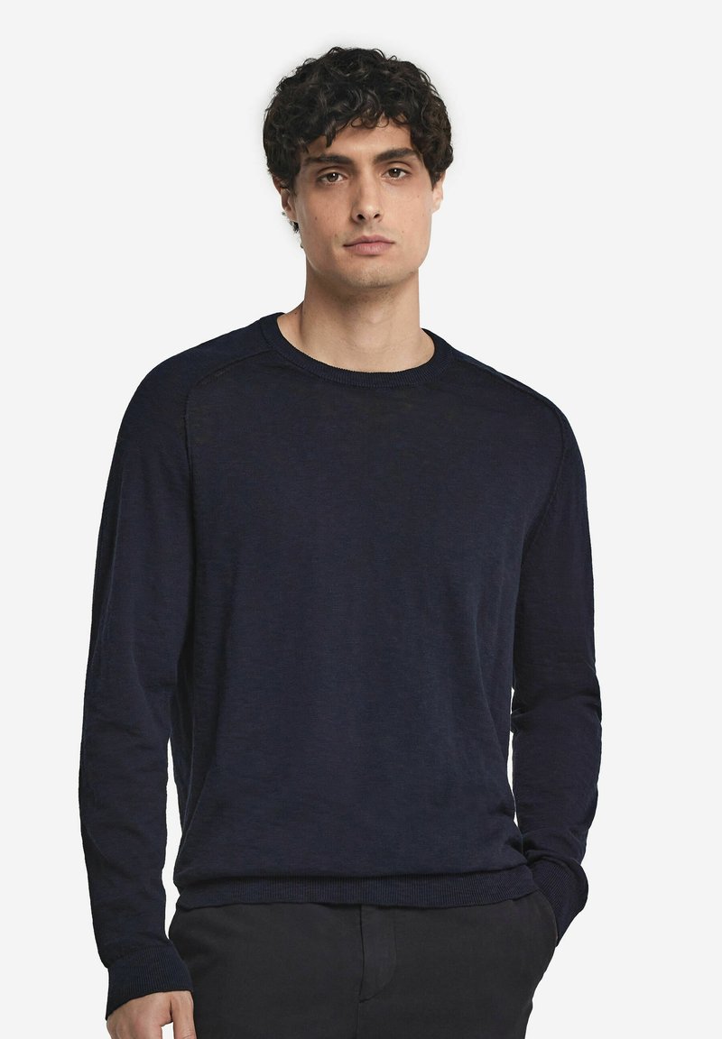 Marininblå långärmad tröja med rund hals, tillverkad av mjukt material, med ribbad mudd och nederkant, med en avslappnad passform och subtil textur.