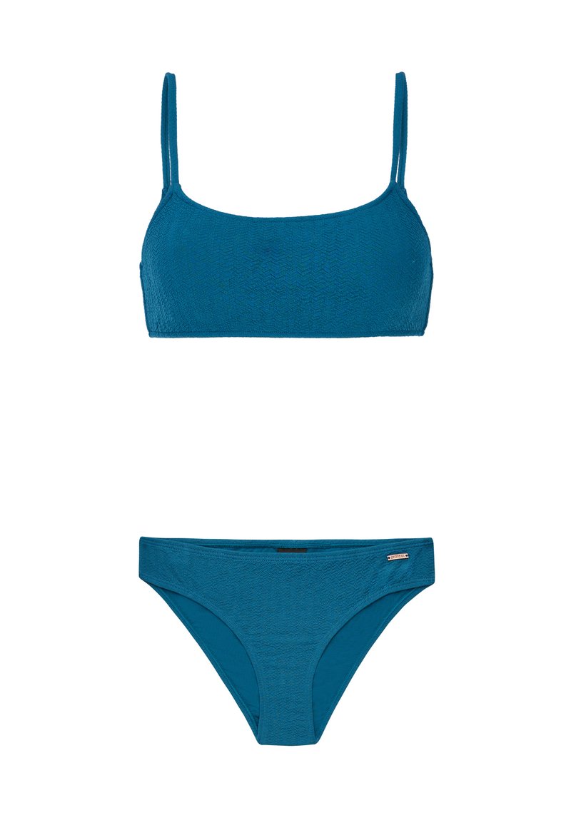 Tyrkysový bikini set, ktorý obsahuje textúrovaný top s tenkými ramienkami a zodpovedajúce nízkopríčny spodok. Bez viditeľných vzorov alebo hardvérových detailov.