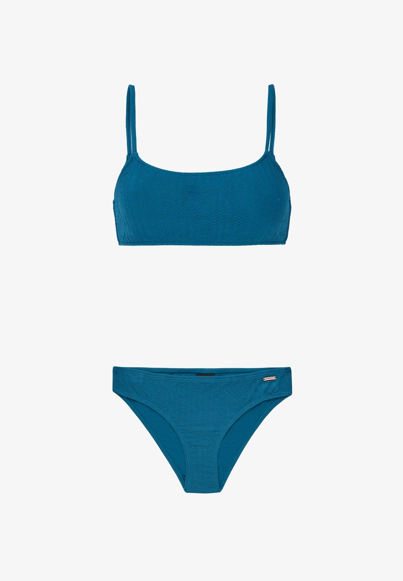 Tyrkysový bikini set, ktorý obsahuje textúrovaný top s tenkými ramienkami a zodpovedajúce nízkopríčny spodok. Bez viditeľných vzorov alebo hardvérových detailov.