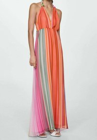 Robe maxi avec encolure halter, présentant des rayures verticales en orange, rose et vert. Tissu léger et transparent avec une coupe fluide et ample.