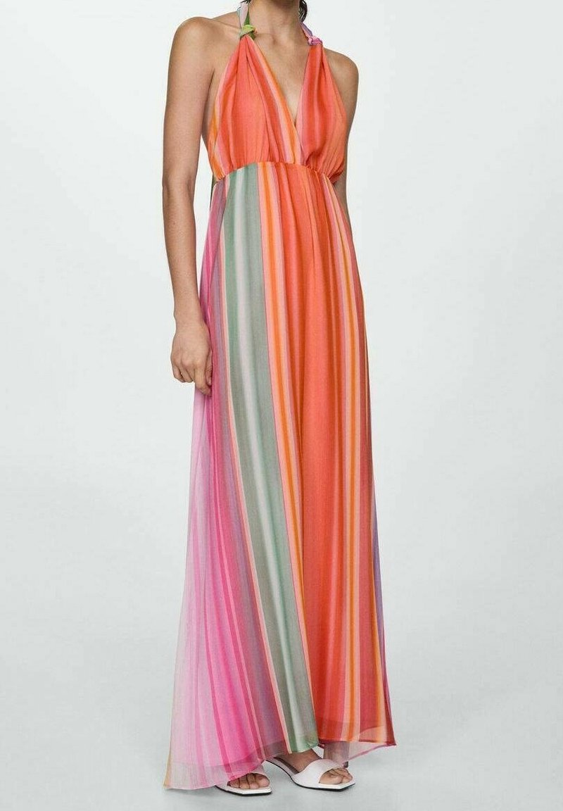 Robe maxi avec encolure halter, présentant des rayures verticales en orange, rose et vert. Tissu léger et transparent avec une coupe fluide et ample.