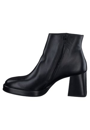 Botte de cheville en cuir noir avec un bout arrondi, un talon bloc moyen et un détail de fermeture éclair sur le côté ; texture lisse et design minimaliste.