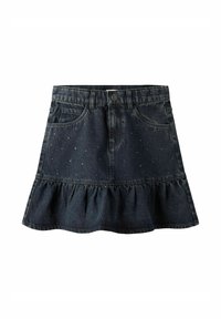 Denim krilo v temnem pranju z razširjenim, volanastim robom. Ima dekorativne zakovice spredaj in dva sprednja žepa.