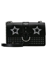 Borsa a mano in pelle nera con disegni di stelle bianche, borchie argentate, un accessorio in metallo circolare e una tracolla rimovibile. Fondo con motivo a stelle.