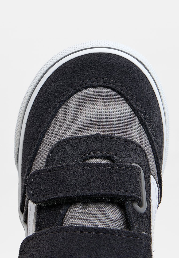 Czarno-szare sneakersy z tkaninową cholewką, zamszowymi akcentami, teksturowanym wzorem, białą gumową podeszwą i rzepem do zapięcia.