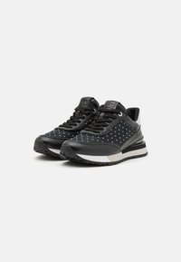 Sneaker nere con pois bianchi, parte superiore in pelle, superficie testurizzata e suola in gomma. Presentano un design con lacci e linguetta con marchio.