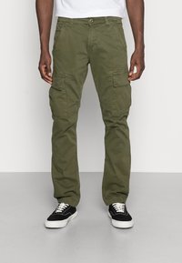 Pantalons cargo verts avec plusieurs grandes poches latérales, fabriqués en tissu durable. Présente une coupe droite et une fermeture à bouton au niveau de la taille.