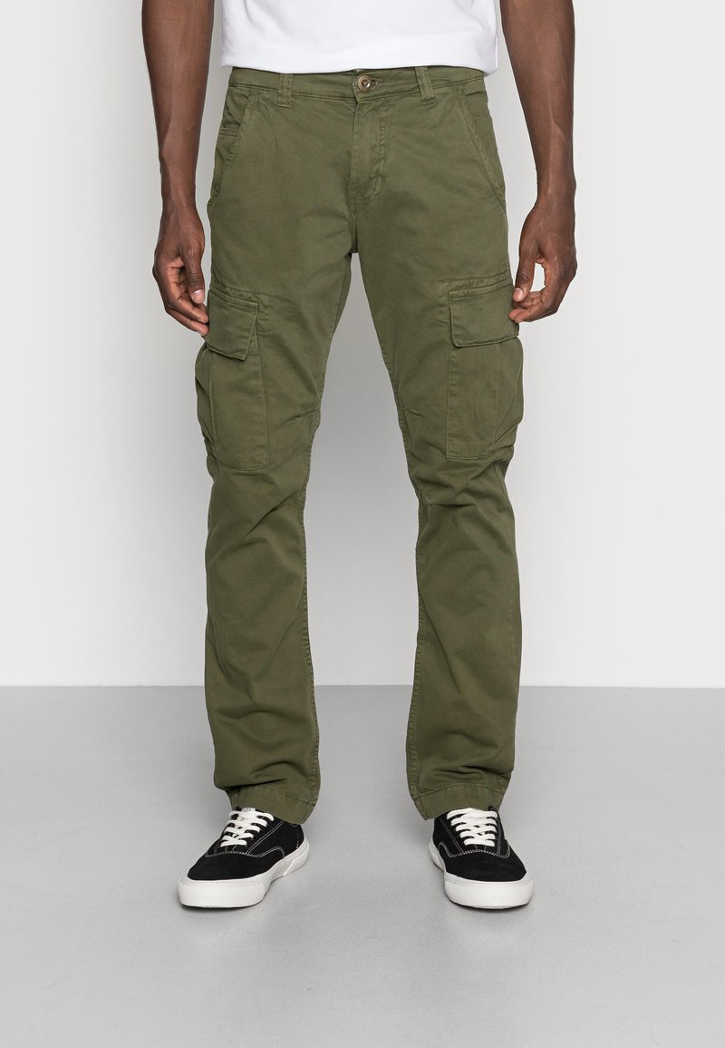 Pantalons cargo verts avec plusieurs grandes poches latérales, fabriqués en tissu durable. Présente une coupe droite et une fermeture à bouton au niveau de la taille.