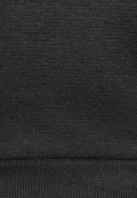 Melna kokvilnas auduma, kas demonstrē smalku adījumu tekstūru un ribotu apakšmalu. Virsma izskatās gluda un viendabīga, bez rakstiem.