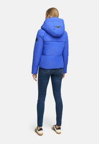 Blauwe pufferjack met capuchon, met een gladde textuur en een getailleerde vorm. Accentueert met een logopatch op de mouw.