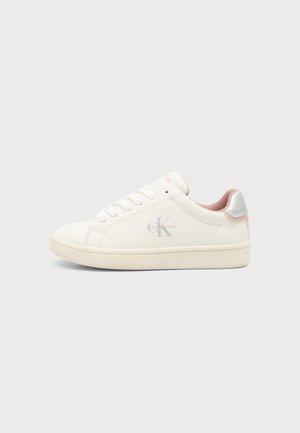 Białe niskie sneakersy z jasnoróżową podszewką, sznurowadłami i logo Calvin Klein po boku, przedstawione na neutralnym tle.