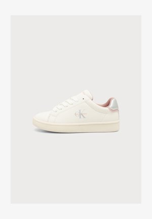 Białe niskie sneakersy z jasnoróżową podszewką, sznurowadłami i logo Calvin Klein po boku, przedstawione na neutralnym tle.