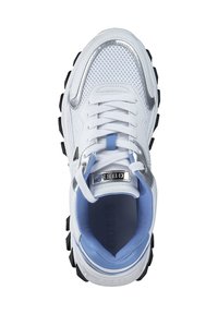 Weißer Sneaker mit silbernen Akzenten und blauer Innenseite. Verfügt über ein Obermaterial aus Mesh, runde Zehenpartie, dicke schwarze Gummisohle und Schnürsenkel mit einem Logo-Tag.