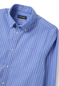 Camicia button-up azzurra chiara con righe verticali bianche e rosse, colletto a punta, taschino sul petto e bottoni bianchi. Tessuto dalla consistenza morbida.
