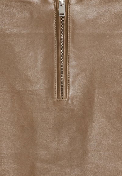 Gonna bronzo metallico con una superficie liscia. Presenta una zip centrale e un design aderente, che evidenzia una silhouette snella.