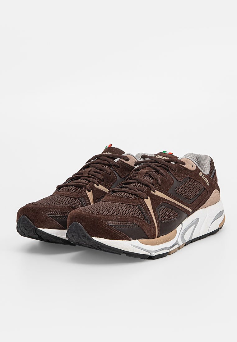 Ein Paar braune und beige Sport Sneakers mit Netz- und Wildlederpaneelen, schwarzen Sohlen und Schnürdesign vor einem weißen Hintergrund.