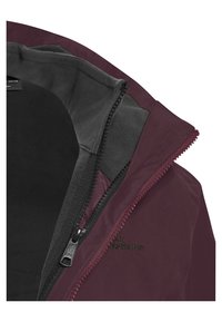Bordeauxfarbene Jacke mit grauem Fleece-Innenfutter, ausgestattet mit einem schwarzen Reißverschluss und Besätzen. Enthält ein sichtbares Markenlogo auf der Brust.